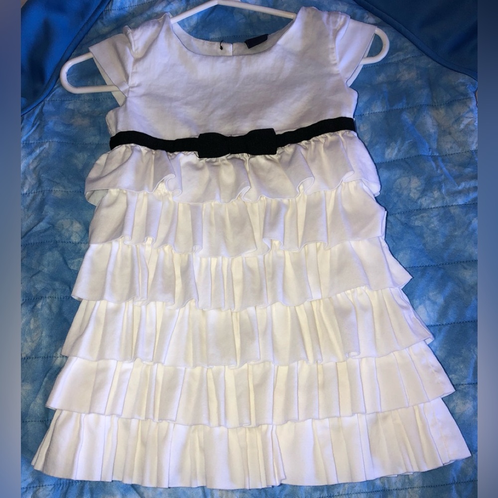 Baby Gap size 12-18 mos short-sleeved ruffled cotton dress - white w/black bow
